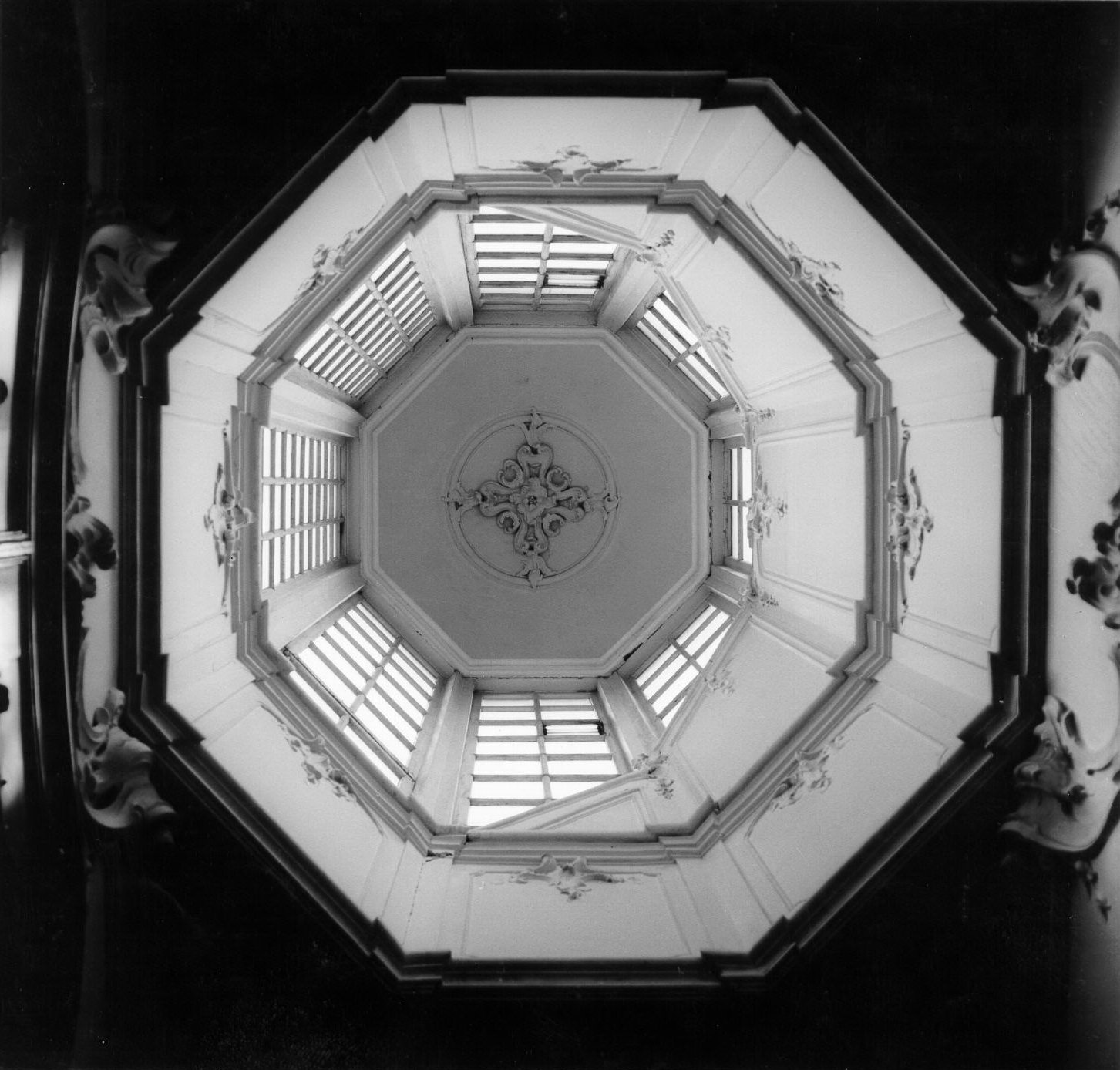 Lichtkoepel boven de gang in het stadhuis, 1969.