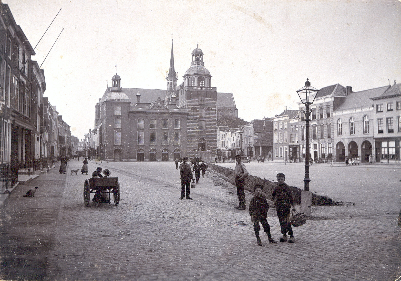 Het stadhuis op de Grote Markt, 1890.