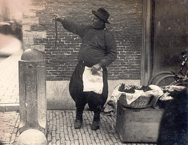Palingverkoper bij het stadhuis, 1920.