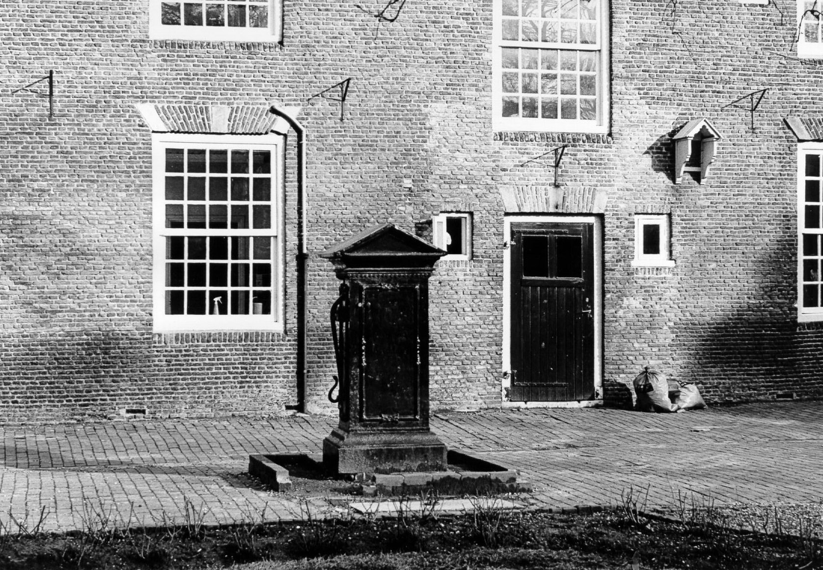 Binnenplaats Manhuis, met pomp, ca. 2000.