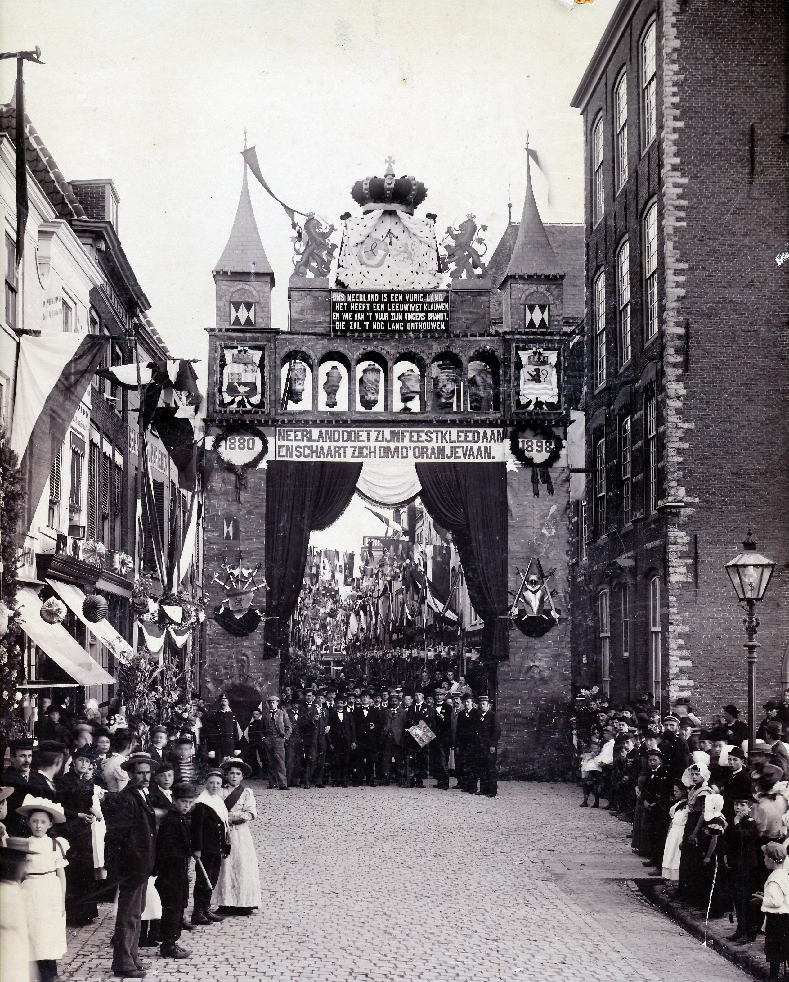 Bij feestelijkheden werden vaak erepoorten gebouwd, zoals hier in de Lange Kerkstraat in 1898.