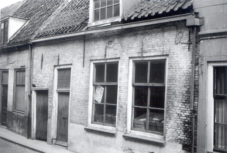 Met diverse poortjes in de Wijngaardstraat was de Roomse schuilkerk aan de Singelstraat te bereiken, 1960.