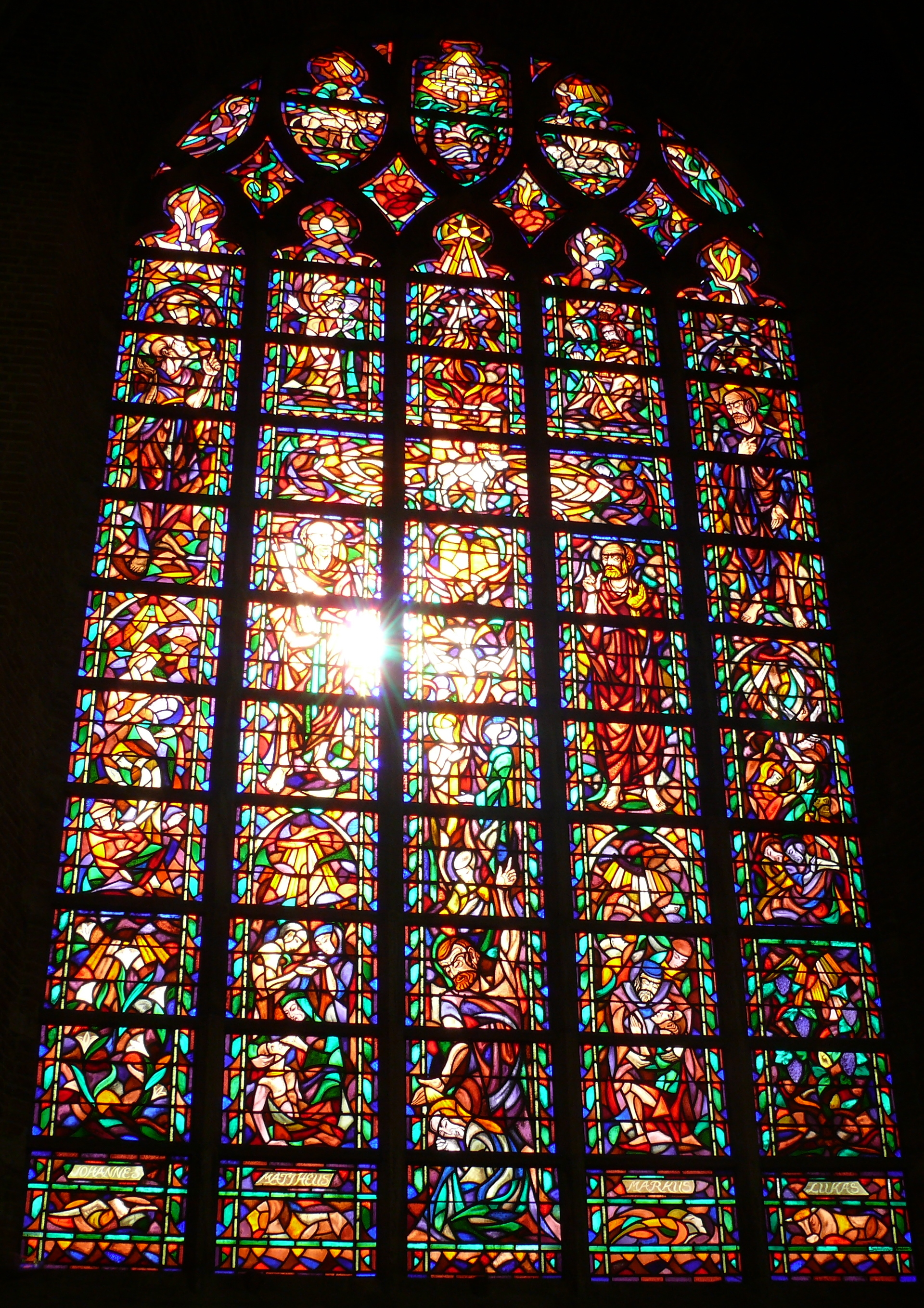Modern glas-in-loodraam in de Grote Kerk, 2009.