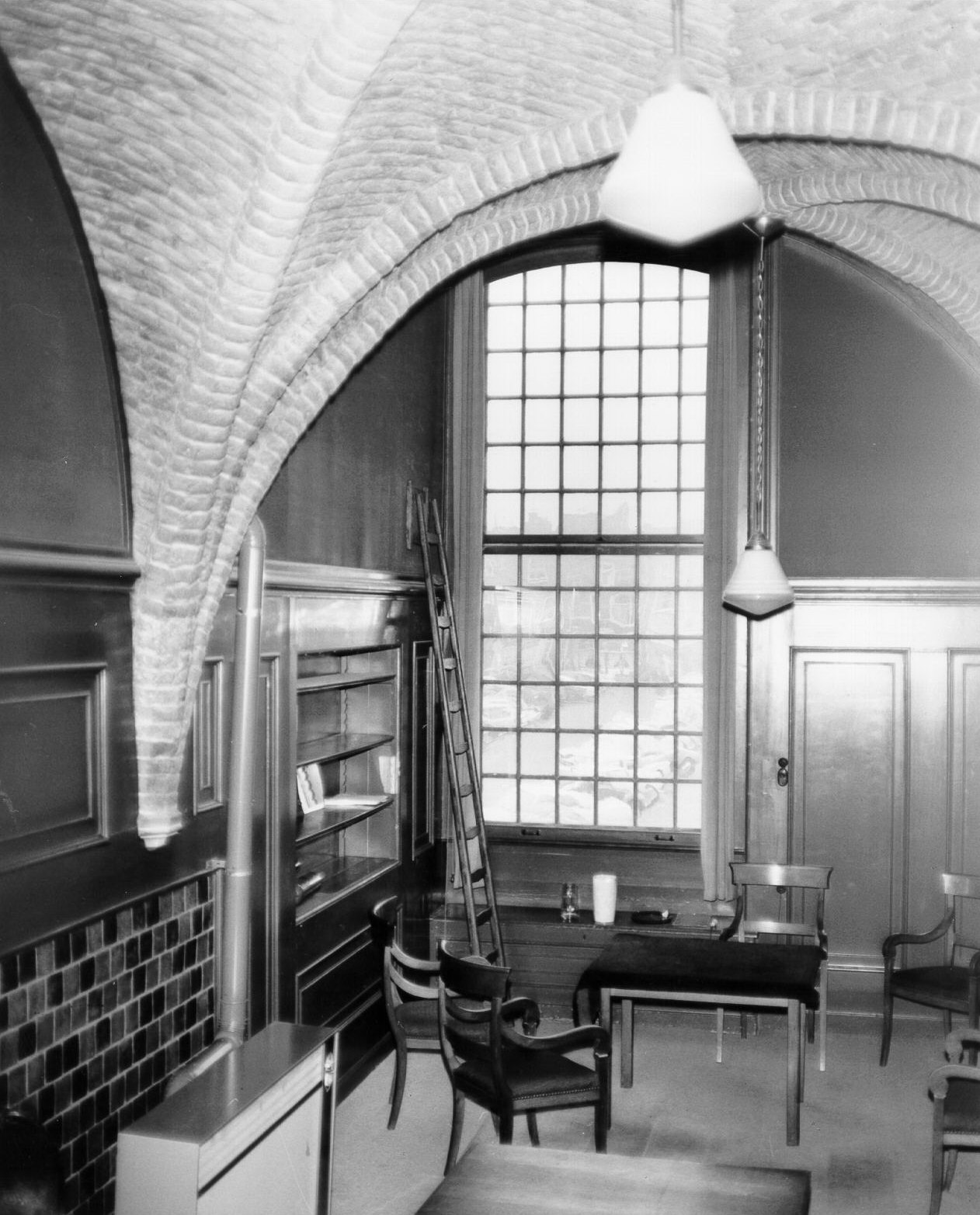 De secretariskamer, vroeger weeskamer, in het stadhuis, 1969.