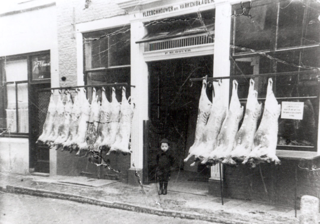 Varkensslagerij Sloover aan de Opril Grote Markt, 1910.