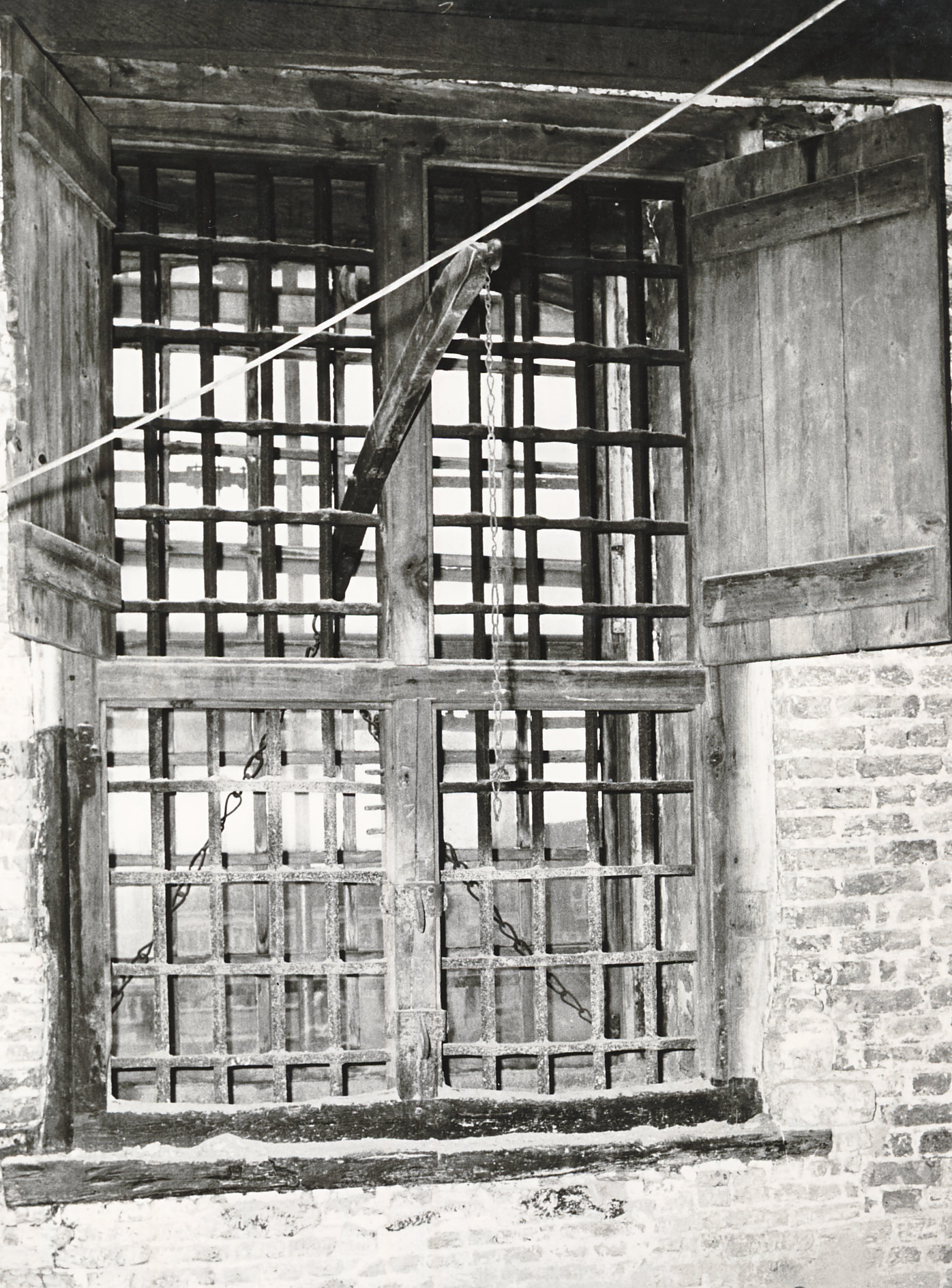 Traliewerk voor het schuifraam in de gevangenis in de stadhuistoren, 1968.