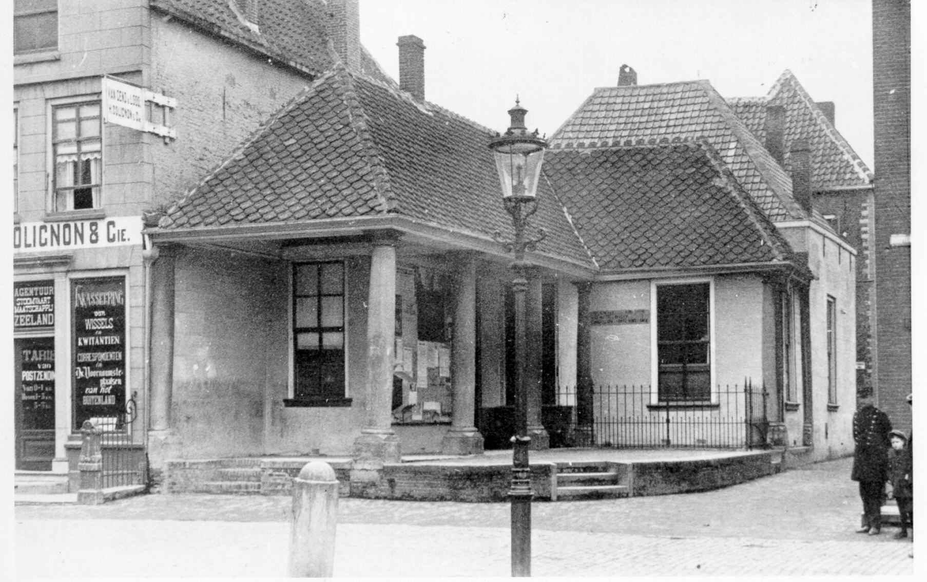 Galerij als Vlasmarkt gebouwd op de hoek van de Grote Markt, later politiebureau, 1920.