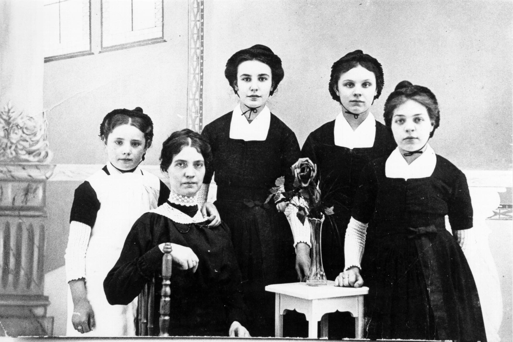 Weesmeisjes met juffrouw Duvekot, 1917.