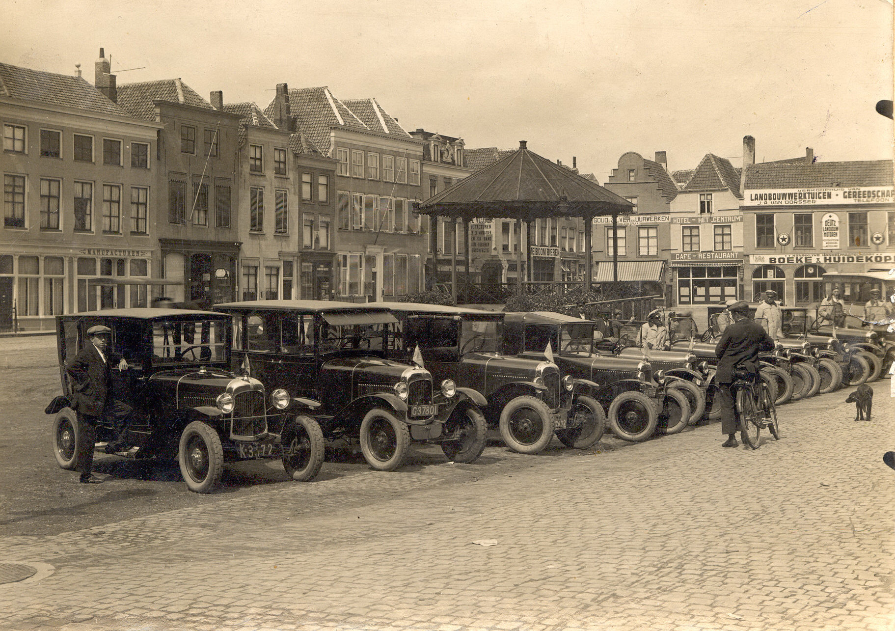 De Grote Markt met de gevels aan de west- en noordzijde, 1930. 