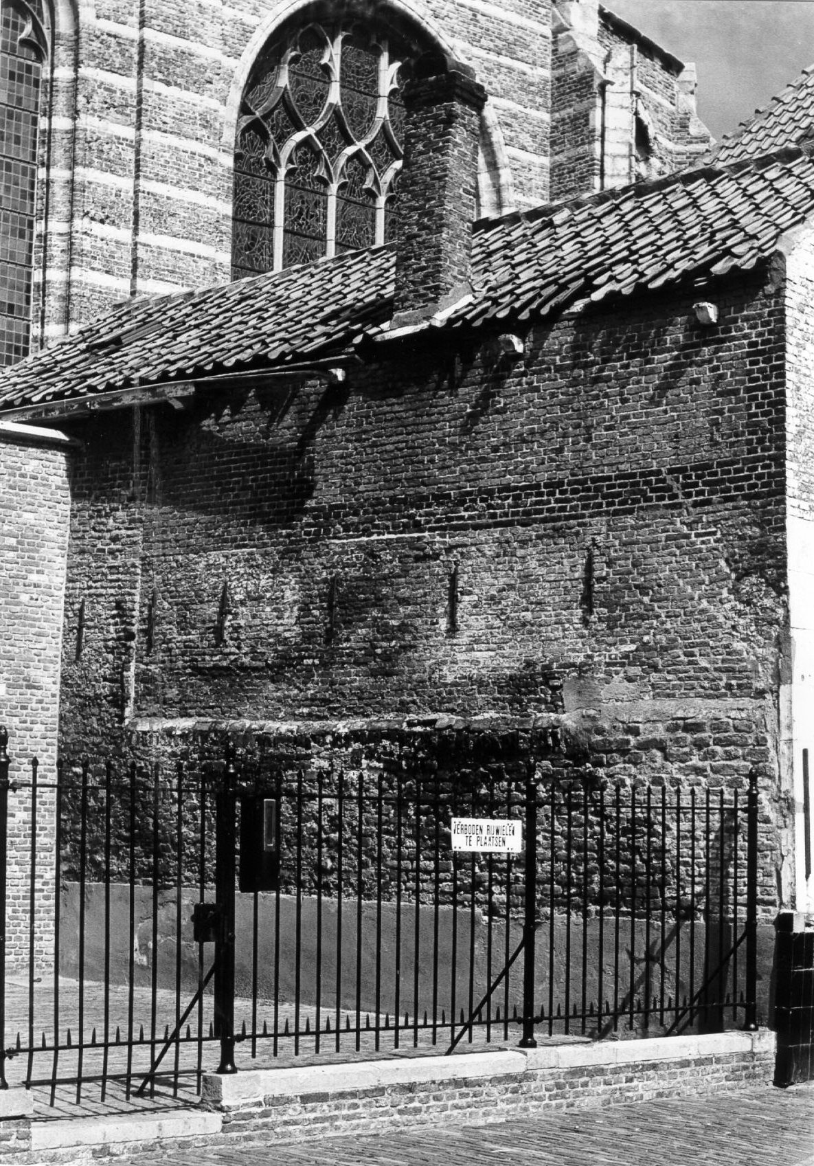 Hervormde kerk, zij-ingang aan het Kattestraatje, ca. 1960.