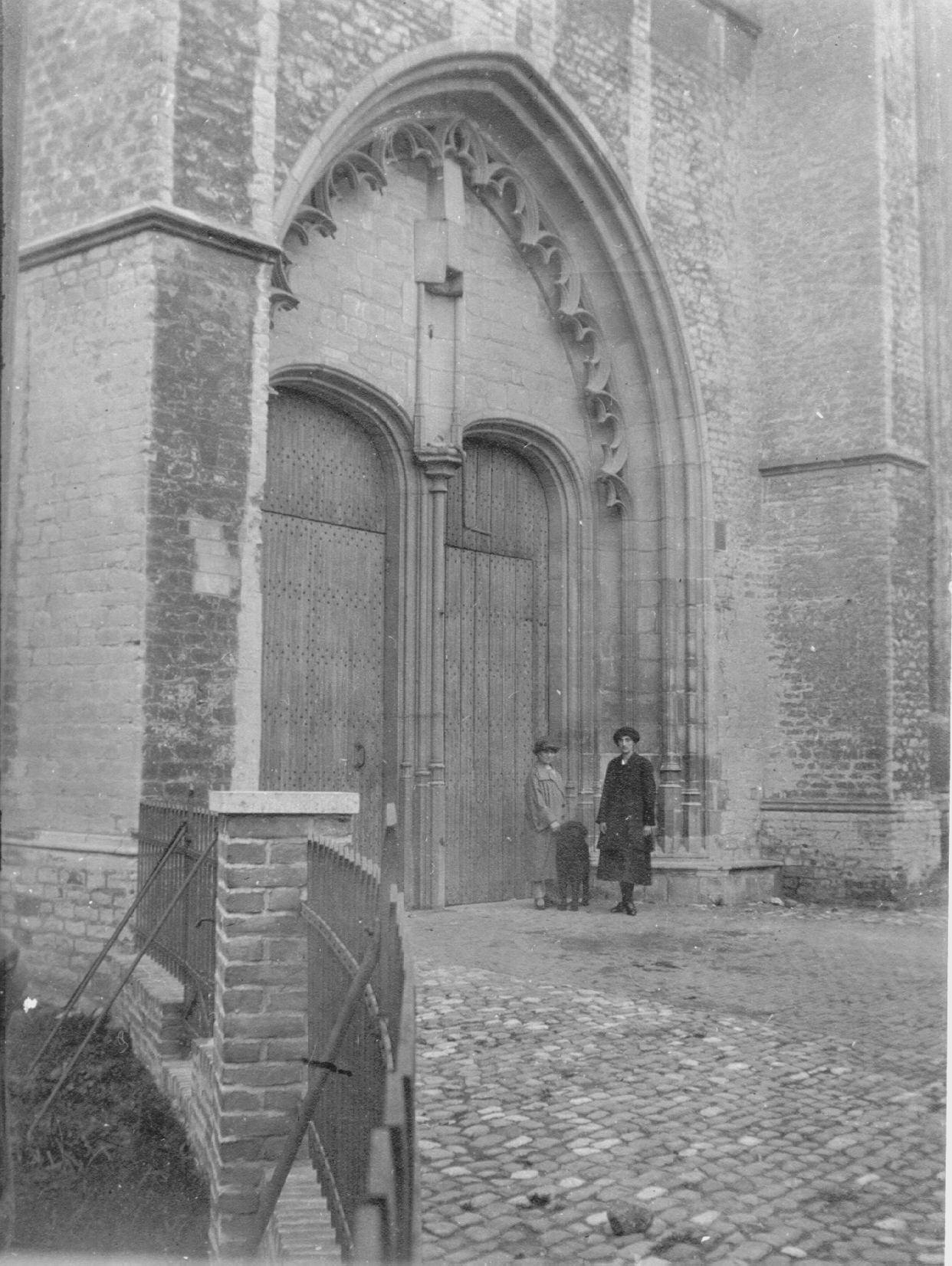 Ingang van de Grote Kerk, zuidtransept, met kerkhofmuur, ca. 1930.