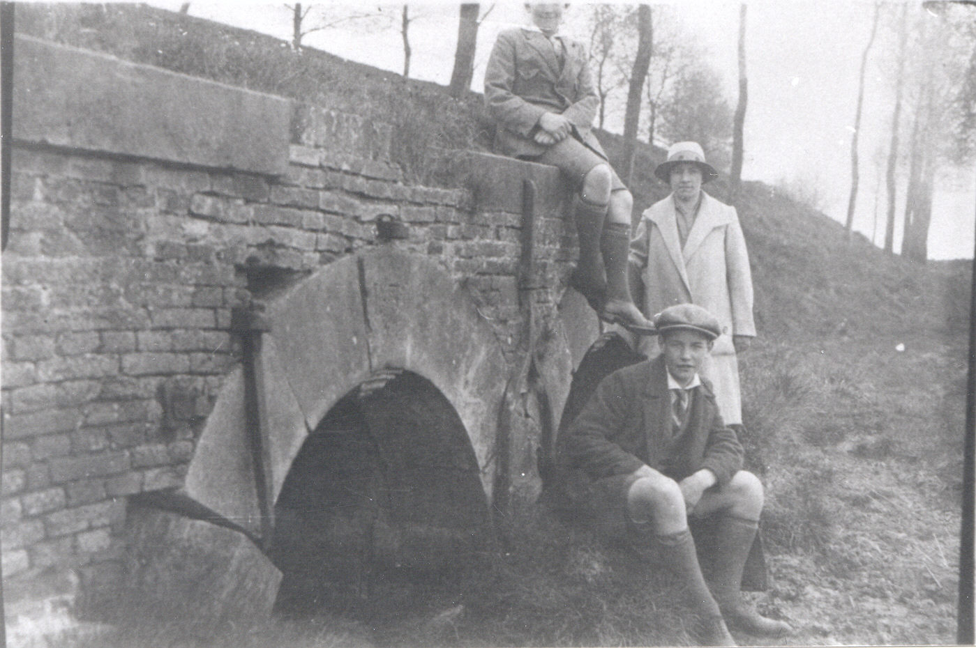 Zwart Sluisje in de 's-Heer Hendrikskinderendijk, 1925.