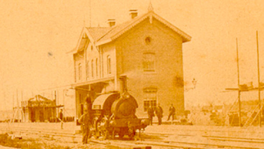 Foto van het treinstation en locomotief